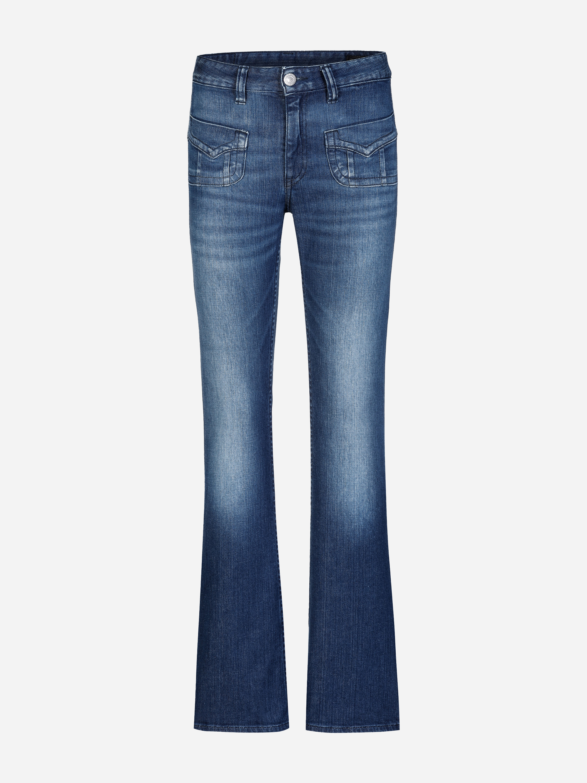Ein Paar blaue Bootcut-Jeans mit Vorder- und Gesäßtaschen, einer verblassten Waschung an den Oberschenkeln und Knien und einem Knopf- und Reißverschluss. Die Jeans hat sichtbare Nähte und ein leicht ausgestelltes Bein.