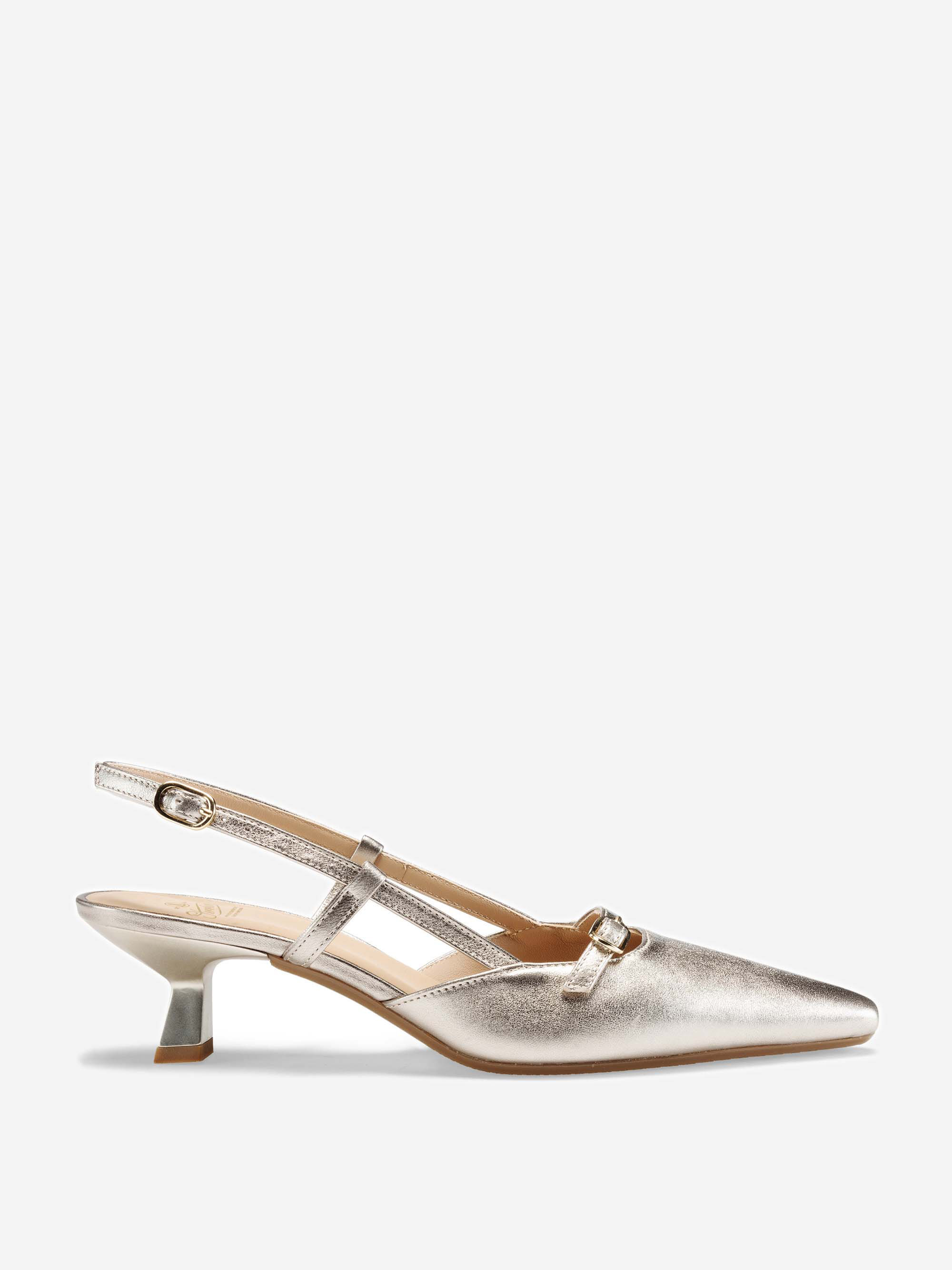 Ein metallisch silberner Slingback-Schuh mit spitzer Spitze, niedrigem Blockabsatz und einem dünnen Knöchelriemen mit einer kleinen goldenen Schnalle, der auf einem schlichten weißen Hintergrund steht.