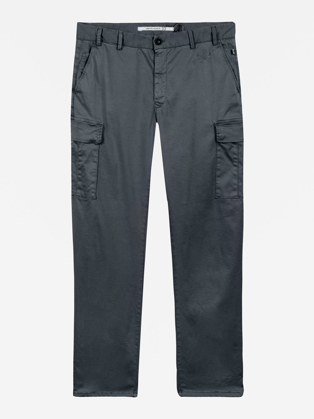 Dunkelgraue Cargohose auf weißem Grund mit Gürtelschlaufen, Seitentaschen und zwei großen Pattentaschen auf jedem Oberschenkel. Die Hose hat einen geraden Beinschnitt und sichtbare Nähte.