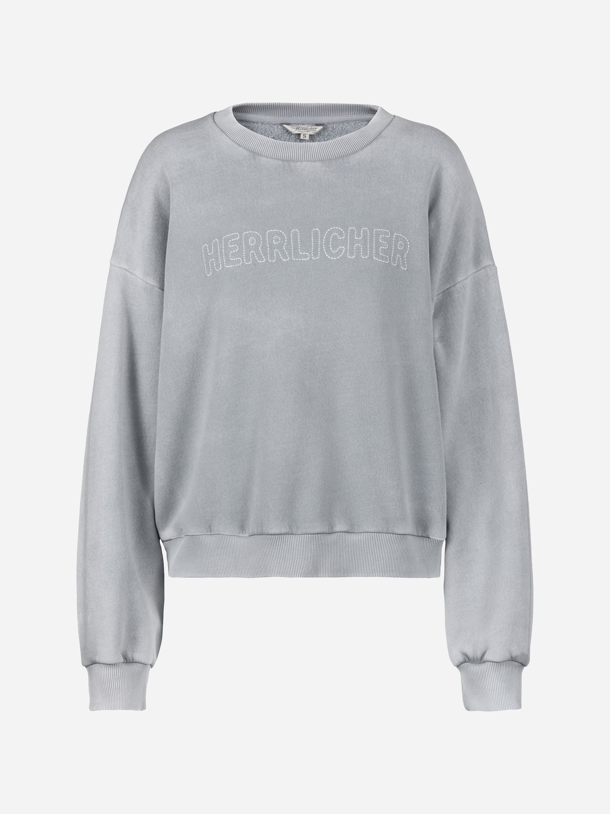 Hellgraues Sweatshirt mit Rundhalsausschnitt, langen Ärmeln, gerippten Bündchen und Saum. Auf der Brust ist das Wort HERRLICHER in Großbuchstaben aufgestickt. Der Hintergrund ist einfarbig weiß.