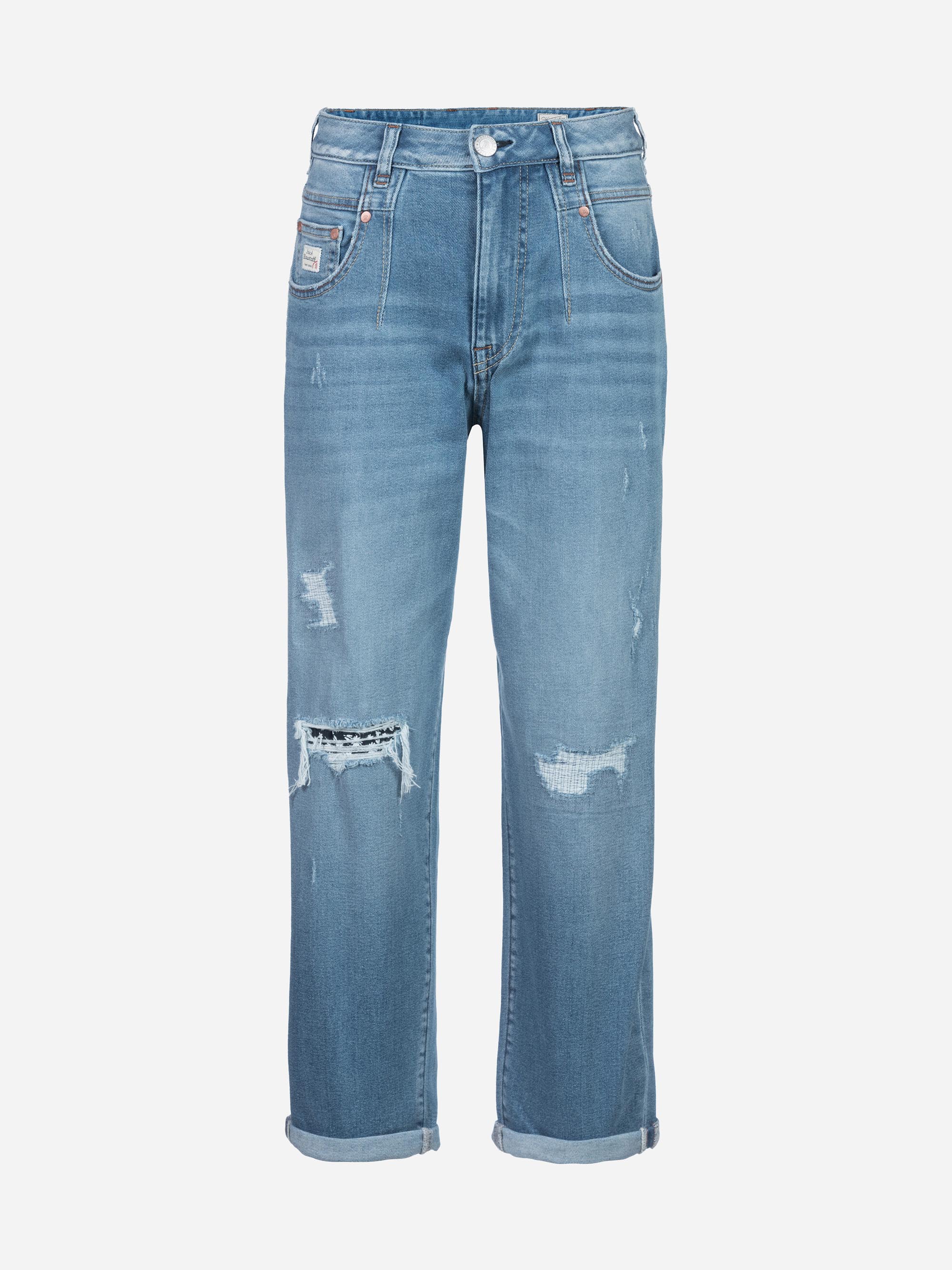 Hellblaue Denim-Jeans mit entspannter Passform, aufgerollten Bündchen und Used-Details wie Risse und Ausfransungen an Knien und Oberschenkeln.
