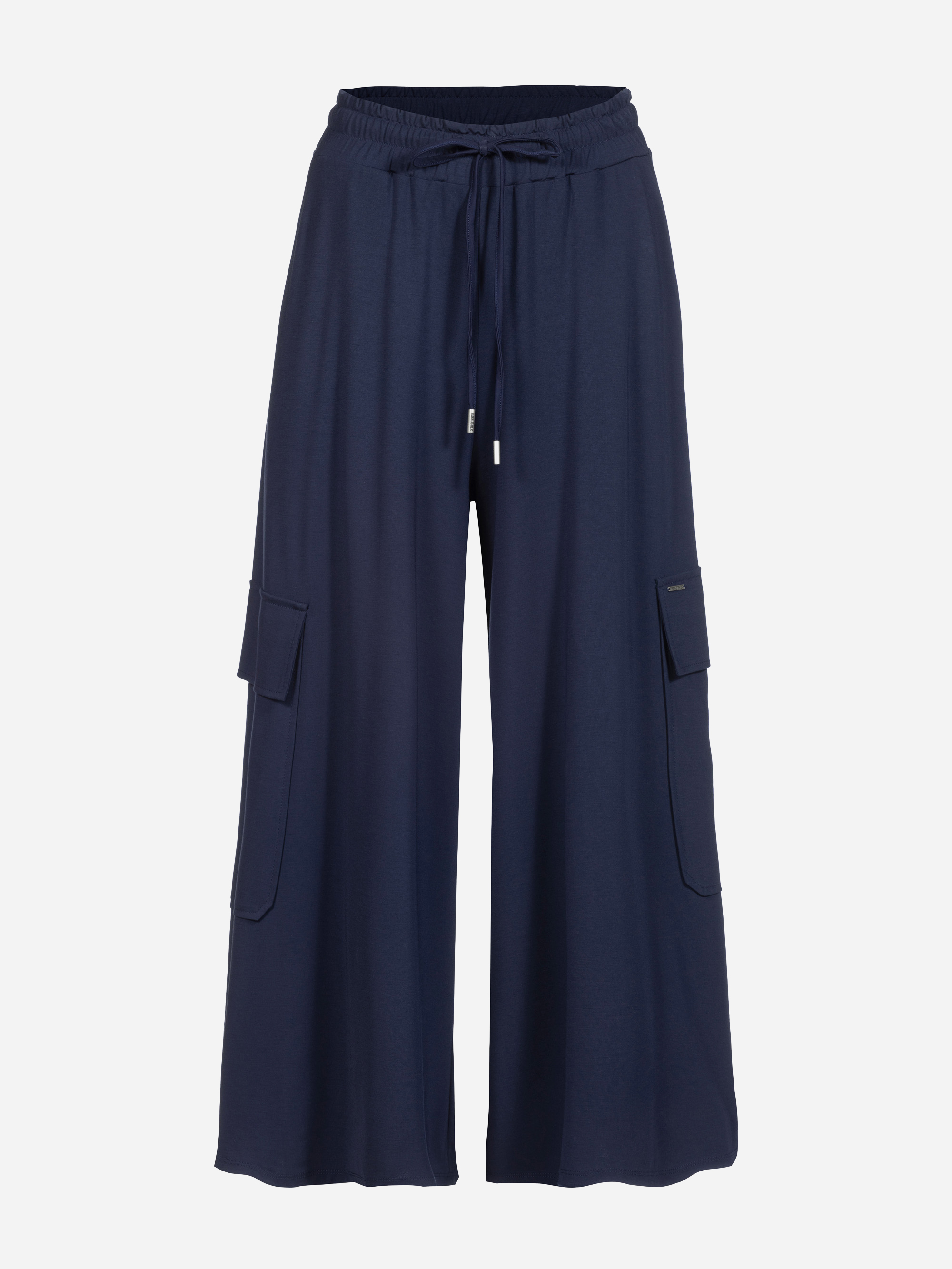 Marineblaue Hose mit weitem Bein, elastischem Bund, Kordelzug und großen seitlichen Cargotaschen an jedem Bein, auf weißem Hintergrund.