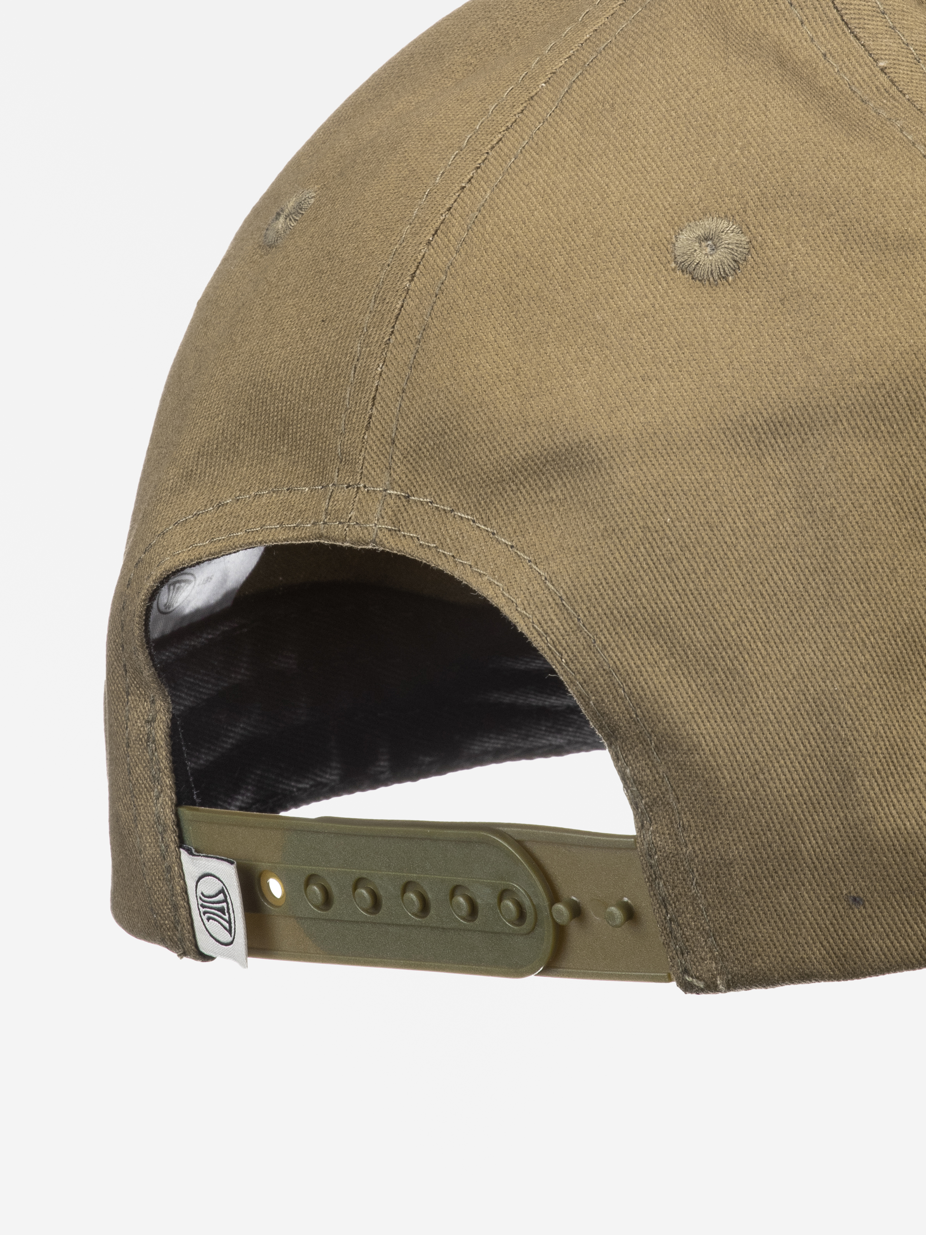 Nahaufnahme der Rückseite einer khakifarbenen Baseballmütze mit einem verstellbaren grünen Kunststoffband mit mehreren Löchern und einem kleinen weißen Schild mit einem schwarzen Logo.