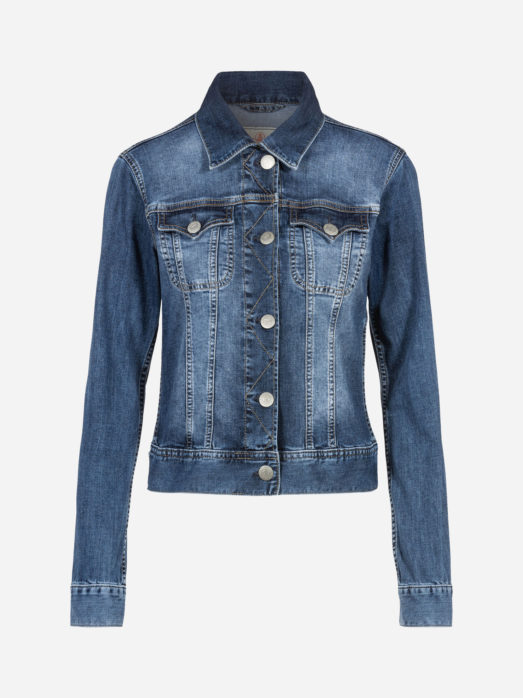 Eine klassische blaue Jeansjacke mit langen Ärmeln, einer Knopfleiste und zwei Brusttaschen mit Klappe. Die Jacke hat sichtbare Nähte und einen leicht taillierten Schnitt.