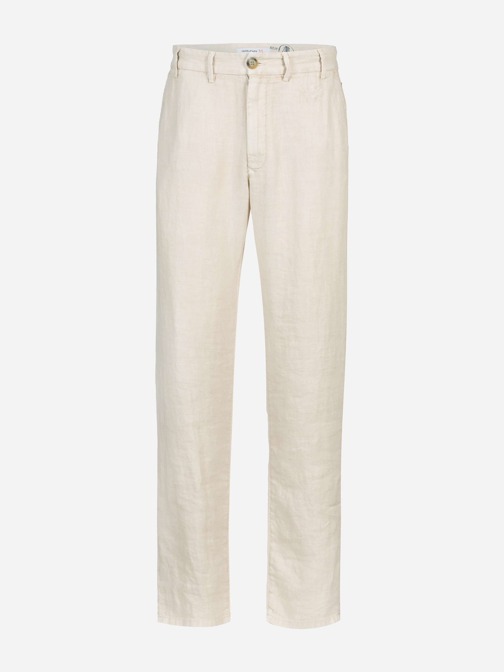 Gerade geschnittene, hellbeige Leinenhose mit Knopf- und Reißverschluss, Gürtelschlaufen und Vordertaschen auf weißem Grund.