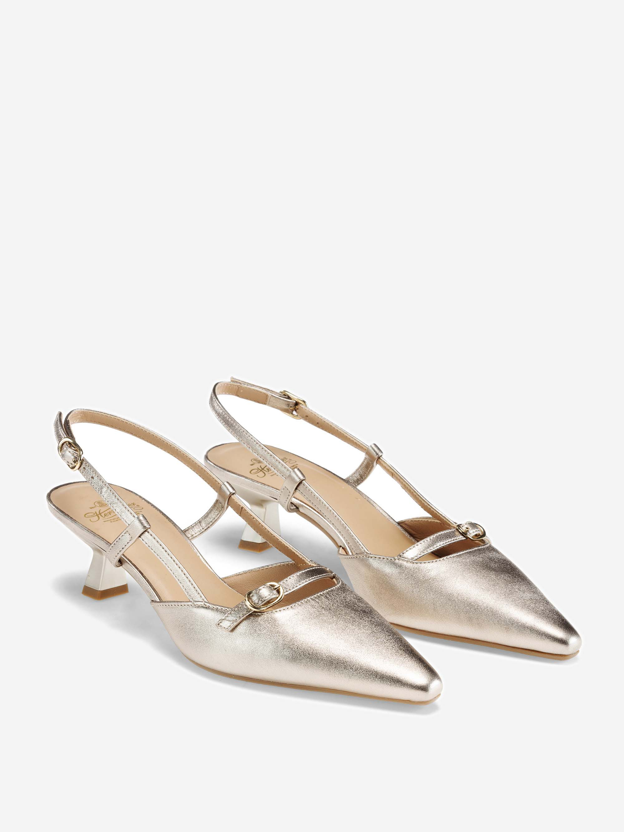Elegantes Paar goldfarbener, spitzer Slingback-Absätze mit niedrigem Blockabsatz, T-Bar-Riemen und dekorativem Schnallendetail auf der Vorderseite.