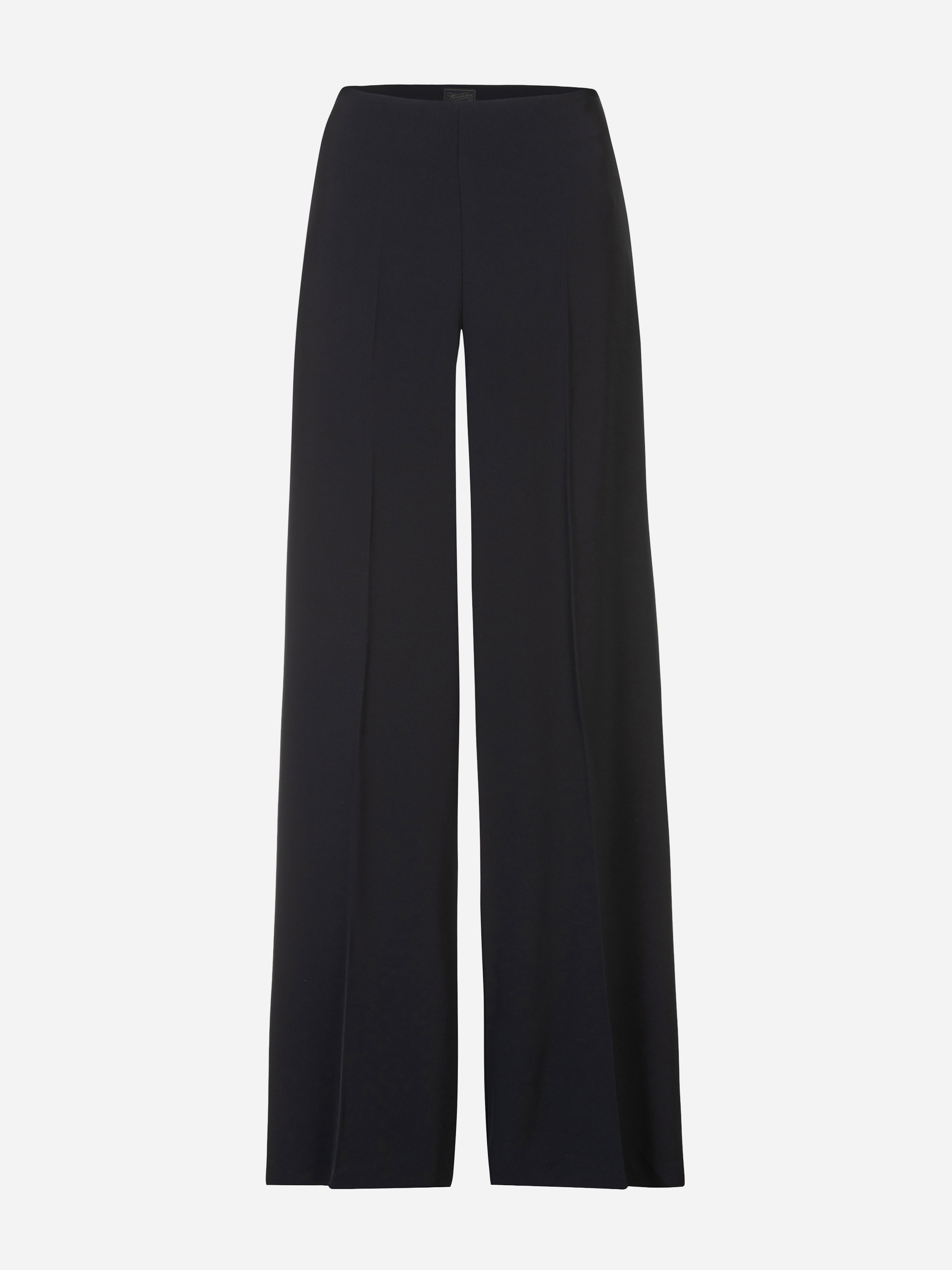 Schwarze Hose mit weitem Bein, hoher Taille und taillierten Nähten, die sich vor einem schlichten weißen Hintergrund präsentiert.